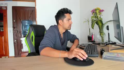 Snapshot of hetero27cum chatting on 12-15-24, 03:31 Euphoria Boys online show from 12-15-24, 03:31