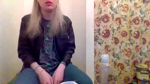 Snapshot of hey_mikky chatting on 03-11-25, 09:34 hey_mikky online show from 03-11-25, 09:34