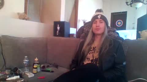 Snapshot of hey_mikky chatting on 10-27-25, 06:01 hey_mikky online show from 10-27-25, 06:01