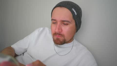 Snapshot of heyitsryan01 chatting on 10-17-25, 04:20 heyitsryan01 online show from 10-17-25, 04:20