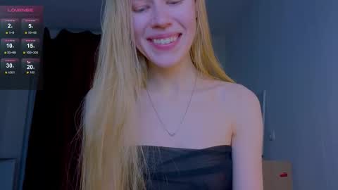 Snapshot of hihi_im_chloe chatting on 11-08-25, 12:00 Chloe online show from 11-08-25, 12:00