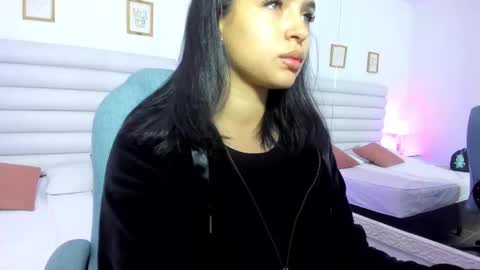 Snapshot of hilary_tailor chatting on 09-29-25, 11:48 hilary_tailor online show from 09-29-25, 11:48