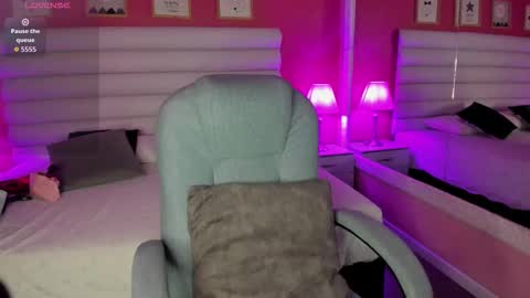 Snapshot of hilary_tailor chatting on 10-17-25, 11:35 hilary_tailor online show from 10-17-25, 11:35