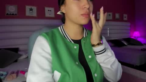 Snapshot of hilary_tailor chatting on 10-18-25, 11:11 hilary_tailor online show from 10-18-25, 11:11