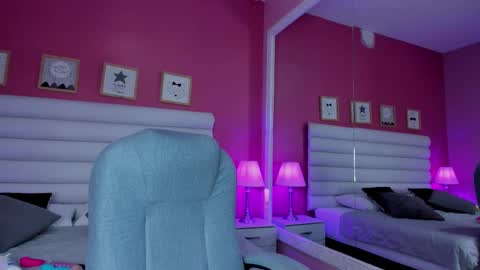 Snapshot of hilary_tailor chatting on 11-25-25, 10:59 hilary_tailor online show from 11-25-25, 10:59