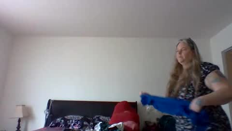 hippysnewhere online show from 04-29-26, 02:54