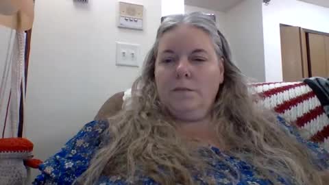 hippysnewhere online show from 05-12-26, 03:25