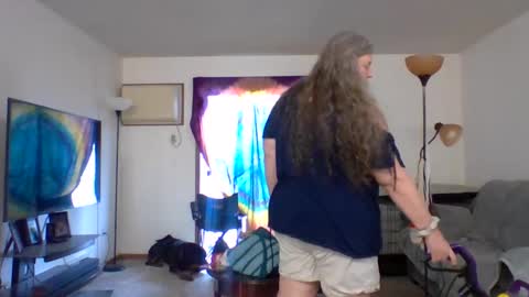 hippysnewhere online show from 05-18-26, 08:47