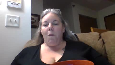 hippysnewhere online show from 06-03-26, 08:39