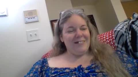 hippysnewhere online show from 06-05-26, 09:04