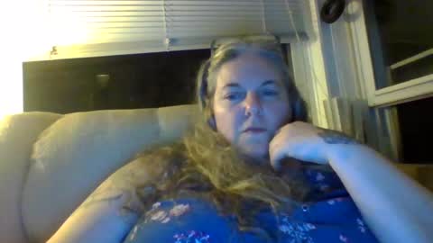 hippysnewhere online show from 06-15-26, 04:47