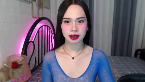 Snapshot of hoelymolly chatting on 06-21-26, 07:05 hoelymolly online show from 06-21-26, 07:05