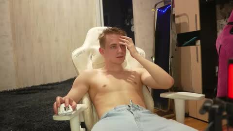 Snapshot of holiday_boys chatting on 10-10-25, 08:30 Extaz  Athrey  Howard online show from 10-10-25, 08:30