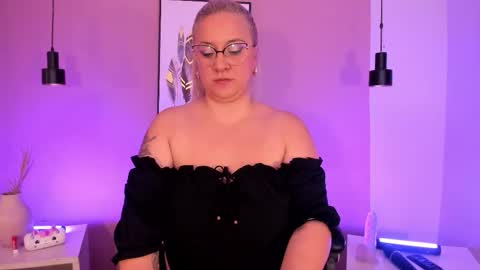 Hollie online show from 09-13-25, 12:16