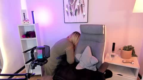 Hollie online show from 03-25-26, 12:00