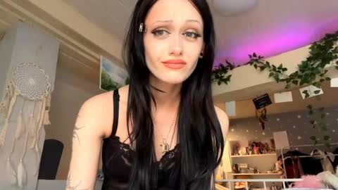 Snapshot of holliedavine chatting on 05-31-26, 04:14 Ava online show from 05-31-26, 04:14