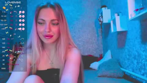 holly_molly8 online show from 12-19-24, 10:00