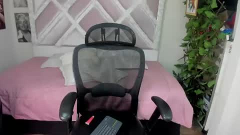 Holly online show from 06-19-26, 12:59