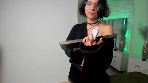 hollypeach_ online show from 11-13-25, 08:52