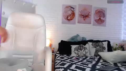 hollyt1 online show from 04-16-26, 10:23