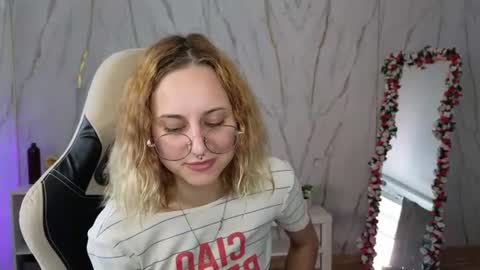 Snapshot of hollyy_pollyyyy chatting on 08-09-26, 03:44 Polly online show from 08-09-26, 03:44