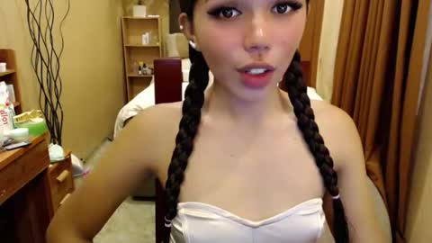 holy_molly1 online show from 05-20-26, 05:02