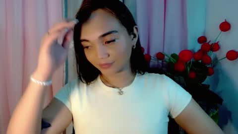 Snapshot of holy_shine chatting on 12-20-25, 11:23 Bella online show from 12-20-25, 11:23