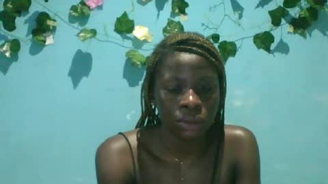Snapshot of honey_bug2 chatting on 09-20-25, 05:36 Queen online show from 09-20-25, 05:36