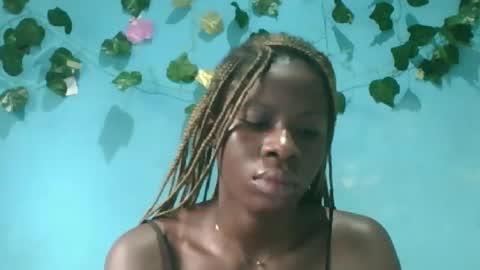 Snapshot of honey_bug2 chatting on 09-21-25, 06:15 Queen online show from 09-21-25, 06:15