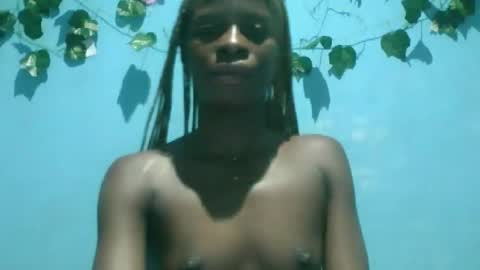 Snapshot of honey_bug2 chatting on 09-28-25, 01:11 Queen online show from 09-28-25, 01:11