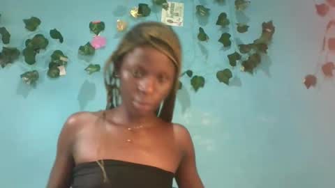 Snapshot of honey_bug2 chatting on 09-30-25, 08:08 Queen online show from 09-30-25, 08:08