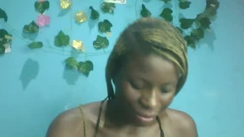 Snapshot of honey_bug2 chatting on 10-03-25, 09:56 Queen online show from 10-03-25, 09:56