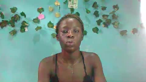 Snapshot of honey_bug2 chatting on 10-16-25, 09:10 Queen online show from 10-16-25, 09:10