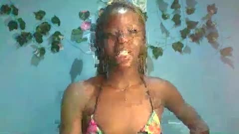 Snapshot of honey_bug2 chatting on 10-17-25, 10:45 Queen online show from 10-17-25, 10:45