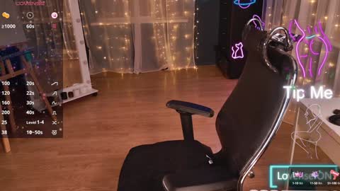 Snapshot of honey_buunny chatting on 01-20-25, 04:55 Kristina online show from 01-20-25, 04:55