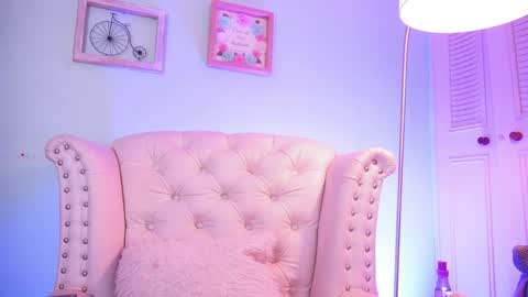 Snapshot of honey_fox01 chatting on 04-08-26, 11:54 HONEY online show from 04-08-26, 11:54