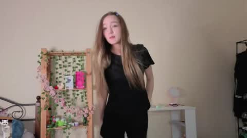 Snapshot of honeycomfya chatting on 04-18-26, 02:32 Masha online show from 04-18-26, 02:32