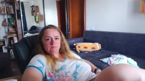 Snapshot of honeydewmolly chatting on 06-22-26, 10:12 HoneydewMolly online show from 06-22-26, 10:12