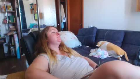 Snapshot of honeydewmolly chatting on 06-25-26, 12:20 HoneydewMolly online show from 06-25-26, 12:20