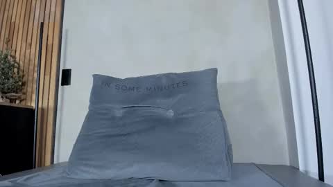 Sofia independent model online show from 11-14-25, 11:31