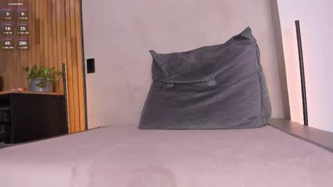 Sofia independent model online show from 05-27-26, 10:45