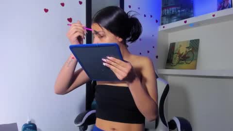 Snapshot of honeyluxe_ chatting on 05-21-26, 12:01 HONEY LUXE online show from 05-21-26, 12:01