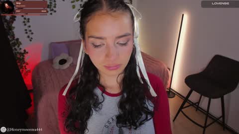 Snapshot of honeymoontea chatting on 01-11-25, 04:16       online show from 01-11-25, 04:16