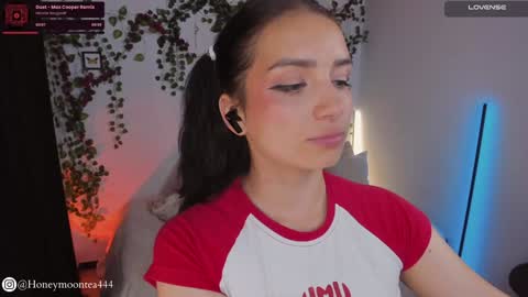 Snapshot of honeymoontea chatting on 02-04-25, 09:52       online show from 02-04-25, 09:52