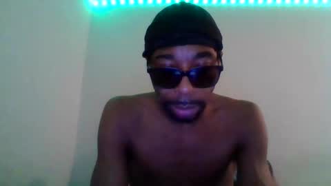 Snapshot of hoodlatelatenightshow chatting on 01-07-25, 08:13 blackhoodcouple online show from 01-07-25, 08:13