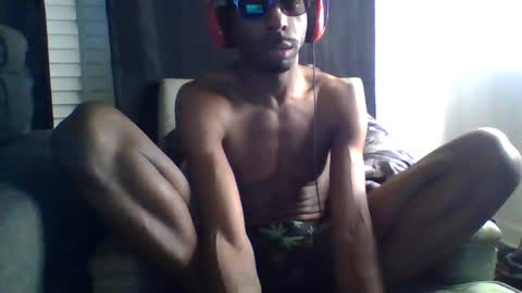 Snapshot of hoodlatelatenightshow chatting on 11-01-25, 08:27 blackhoodcouple online show from 11-01-25, 08:27