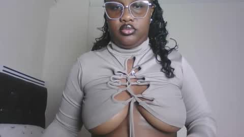 Snapshot of horny_sexxy_babe chatting on 05-01-26, 01:05 Lucy online show from 05-01-26, 01:05