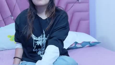 Khloe  online show from 03-25-26, 12:00