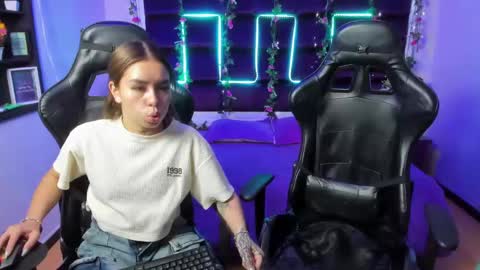 Snapshot of hornyy_mom chatting on 02-08-25, 01:44 hornyy mom online show from 02-08-25, 01:44
