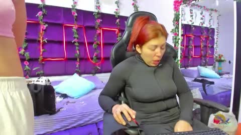 Snapshot of hornyy_mom chatting on 09-23-25, 01:03 hornyy mom online show from 09-23-25, 01:03